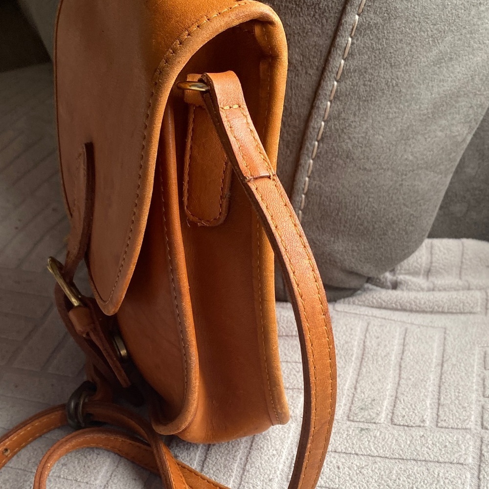 Elegant Robert Cheau Tan Leather Crossbody Bag - Picture 3 of 10